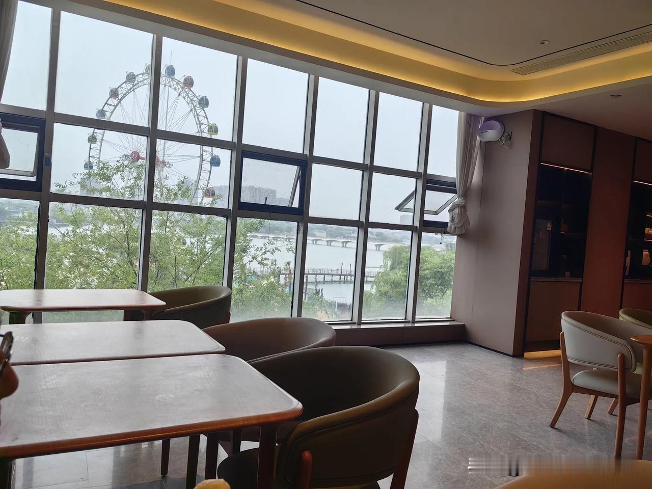 昨天白天品尝美食，逛商场，晚上去的南京博物院。
    
      大宝非要给