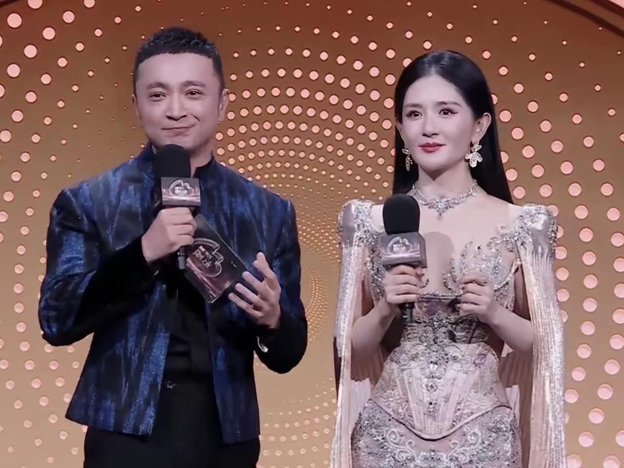 微博之夜，
最出彩的不是杨幂
也不是辛芷蕾，更不是顶流肖战，而是主持一姐谢娜。