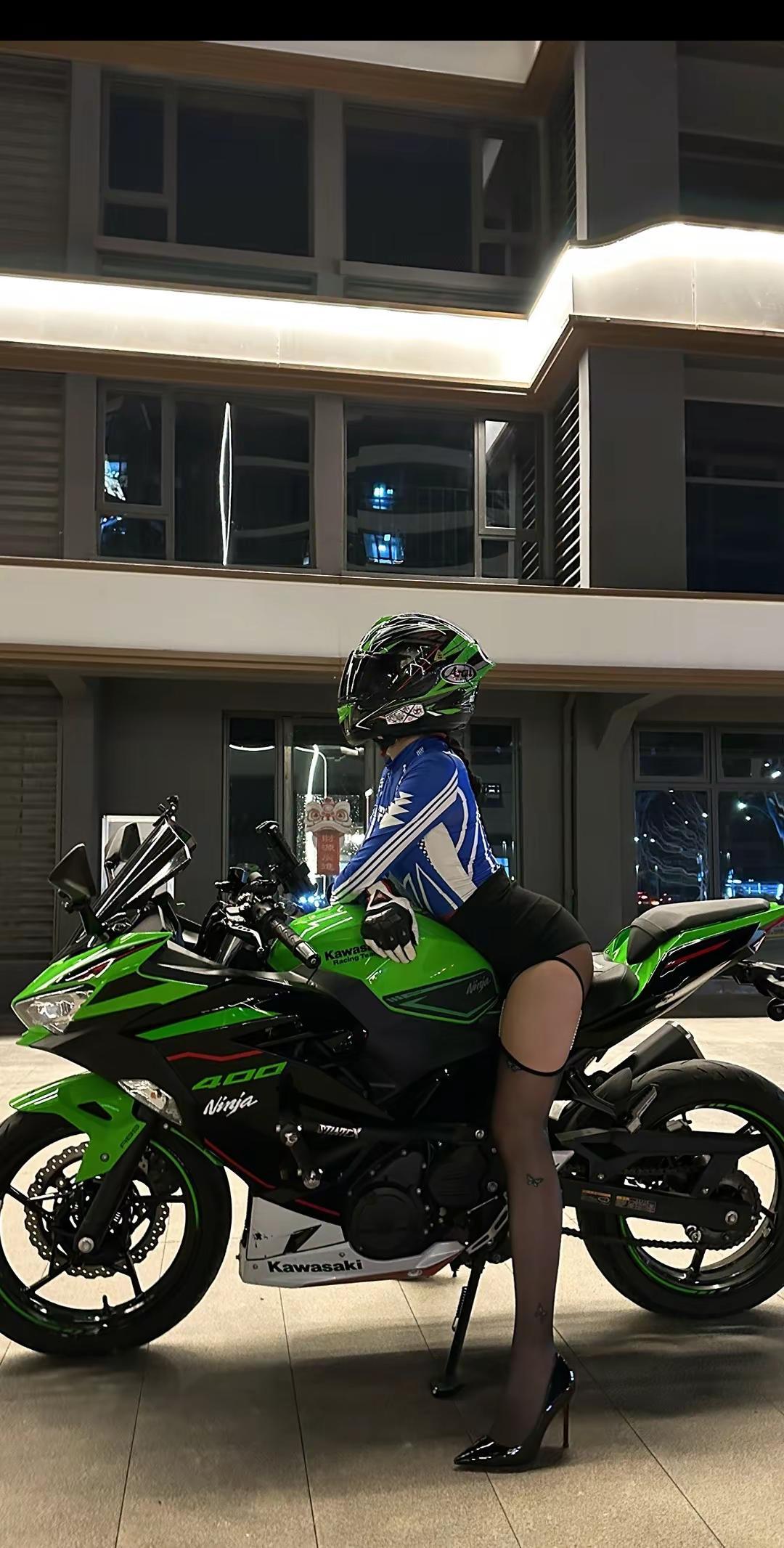 请不要仓促的爱上我 然后厌倦了我的脾气我的眼泪最后毫不犹豫的离开我机车 女骑