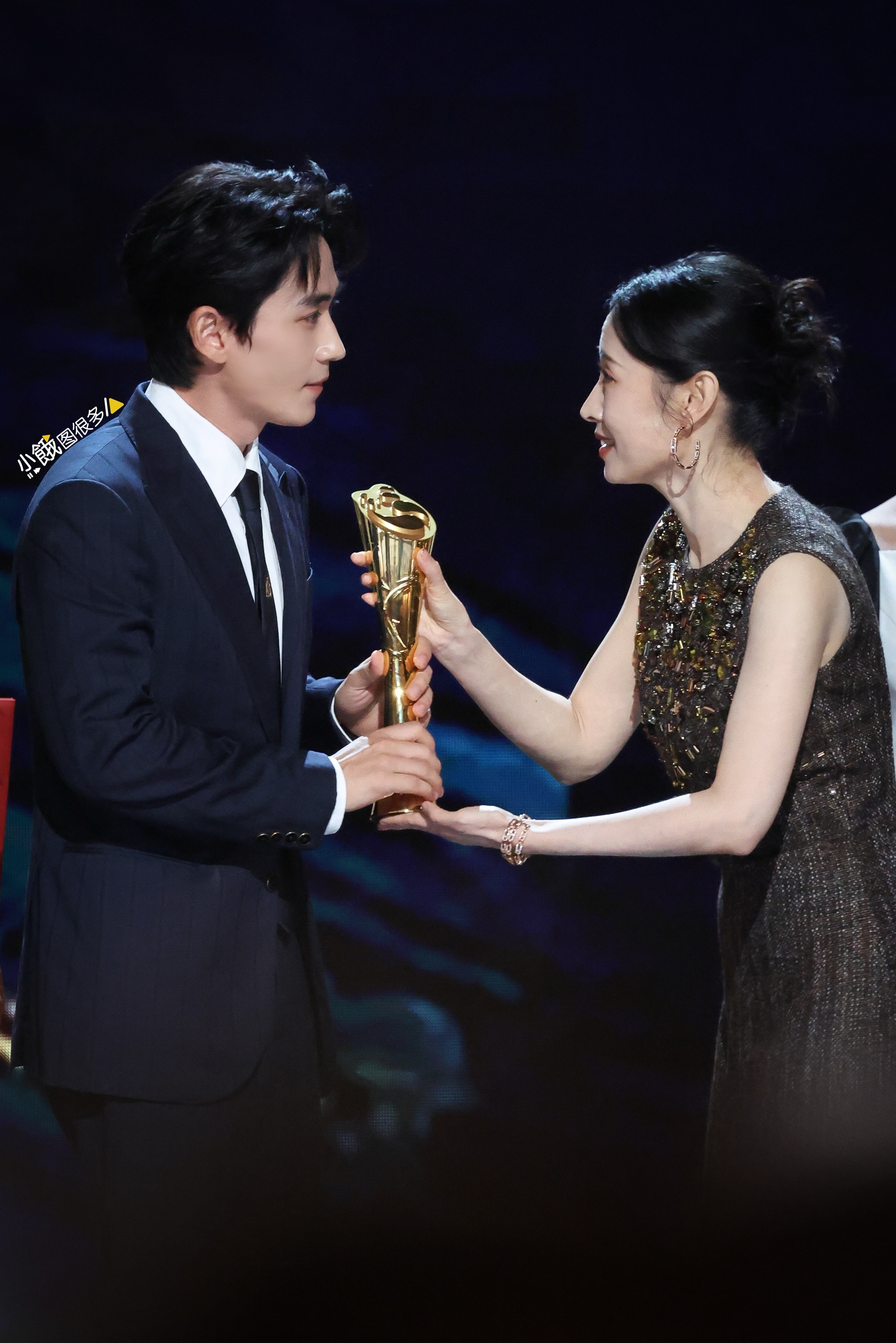 是大姐颁奖🏆 ​​​