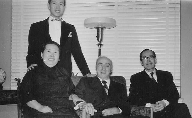 燕大首任校长司徒雷登晚年瘫痪由学生照顾，逝世四十六载后遗骨终于返回杭州！
192