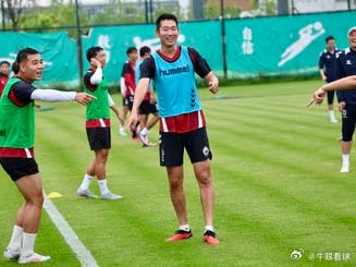 【望岳图集】泰安天贶冒雨备战，球员全力以赴，主场争取最好结果网页链接
