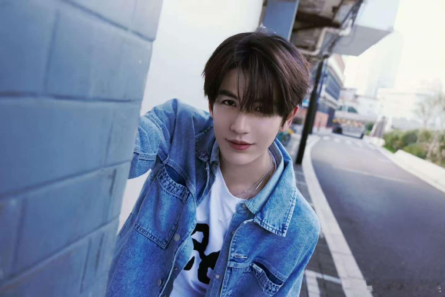 张凌赫秋日牛仔套装张凌赫秋日街头look张凌赫秋日牛仔套装，秋日街头，[爱你][