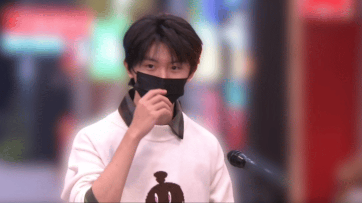 #马嘉祺下班素颜状态#看得出来马嘉祺下班非常开心了～整个人摇头晃脑的隔着口罩都能
