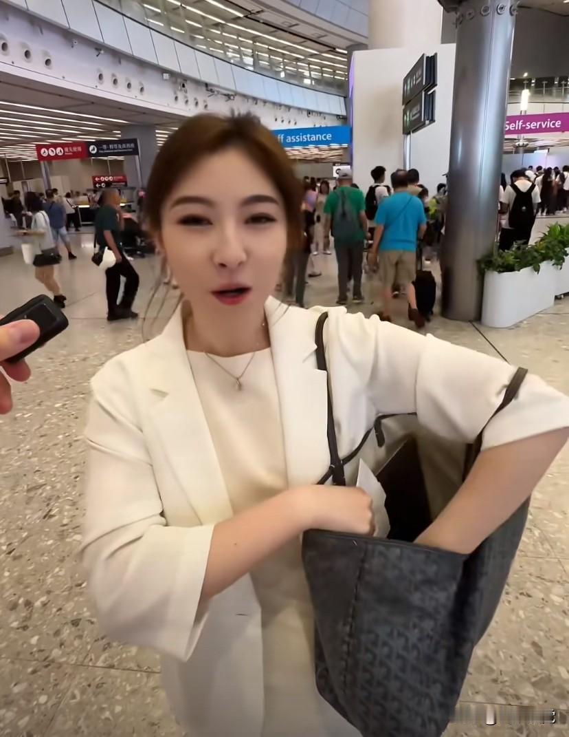 这个行色匆匆赶的女孩在香港头部外资银行工作，她的包里随身放着3个护身符，她说：分