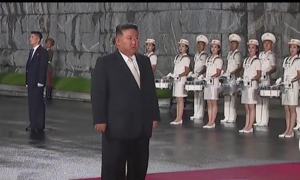 朝鲜为啥无贪官？
     朝鲜贪官污吏很少，得力于金正恩对贪腐现象的零容忍及其