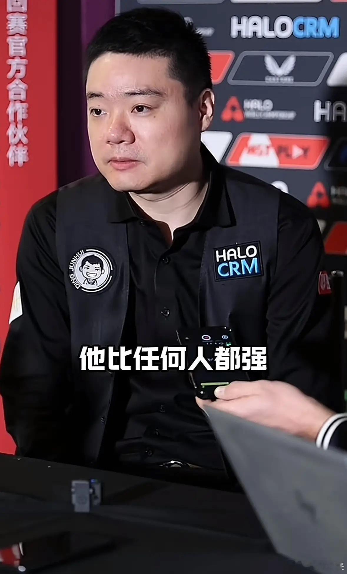 什么叫格局？看看丁俊晖的赛后采访就明白了当他被问到，赵心童需要哪些改进时，丁主任