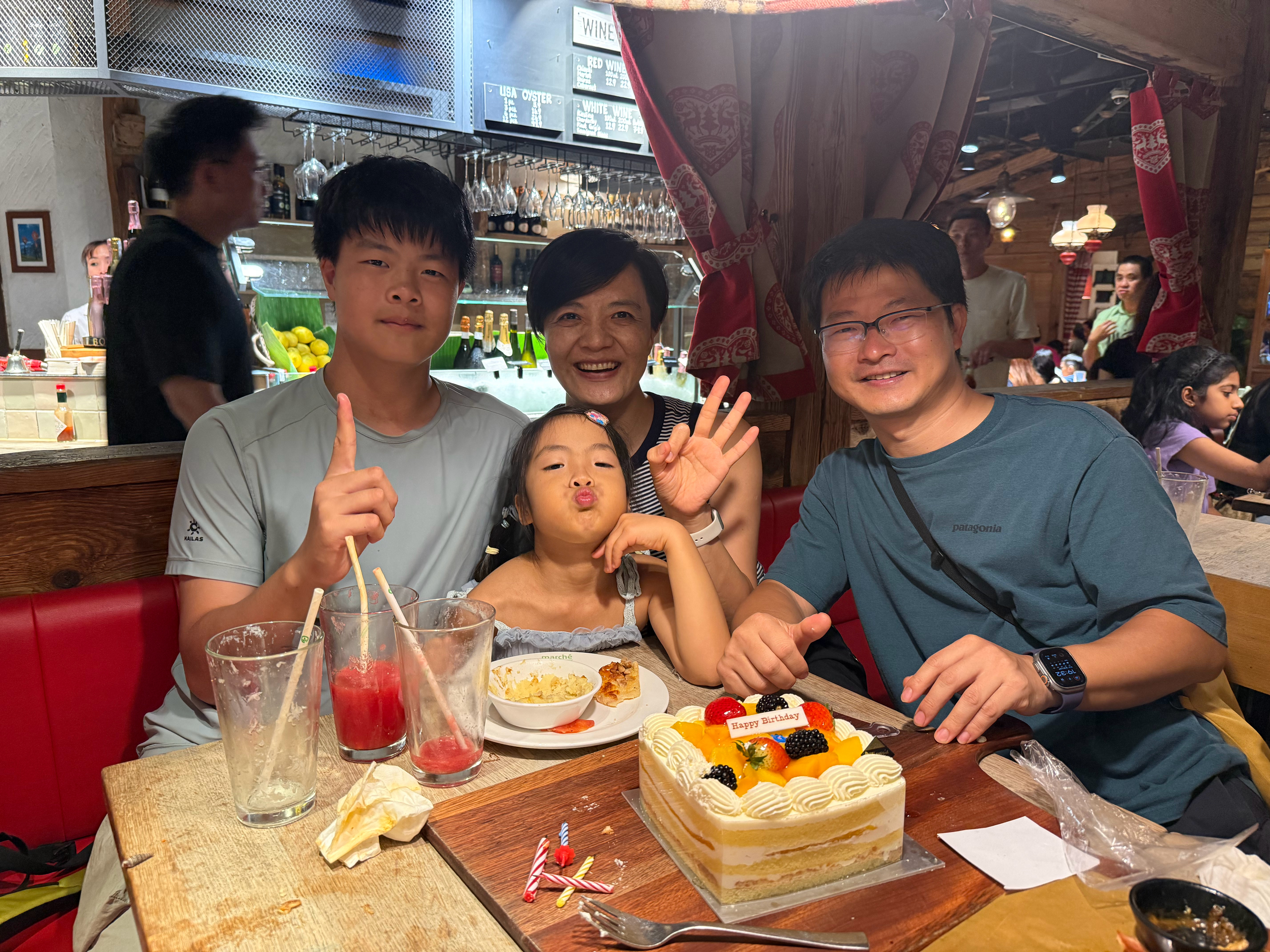 艾文的生日晚餐很低调他和他的朋友边刷手机边交流（拍完照才发现妹每一张都撅着嘴… 