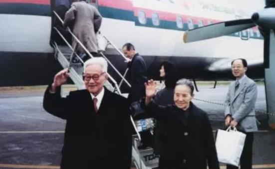 冰心为巴金写过一篇文章，题目为《一位最可爱可佩的作家》。

1943年，冰心在重