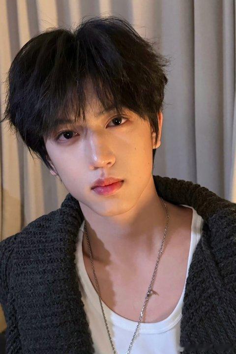 张桂源还没睡醒张桂源鞋穿错了 张桂源还没睡醒，鞋都穿错了 