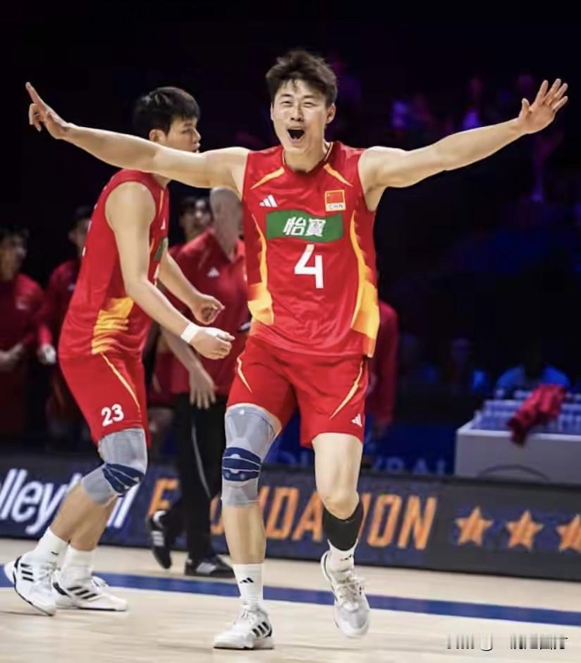 总算赢下一局！中国队在世界男排联赛美国芝加哥站第三轮对阵尼科洛夫兄弟领衔的保加利