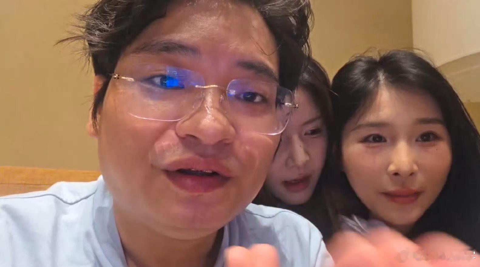 黄昊（龙神儿子）：爸爸，你是不是出轨了啊，天天和那些女的牵手半个小时一个小时什么