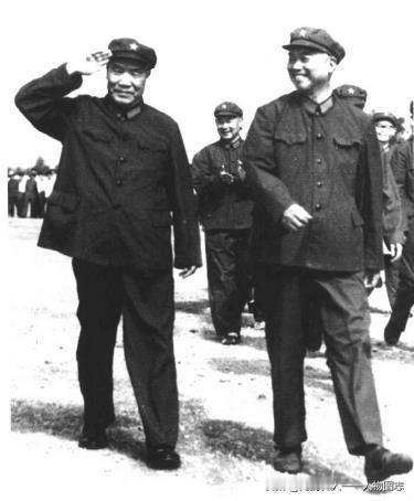 1978年，李达(左)与萧克在南口靶场。