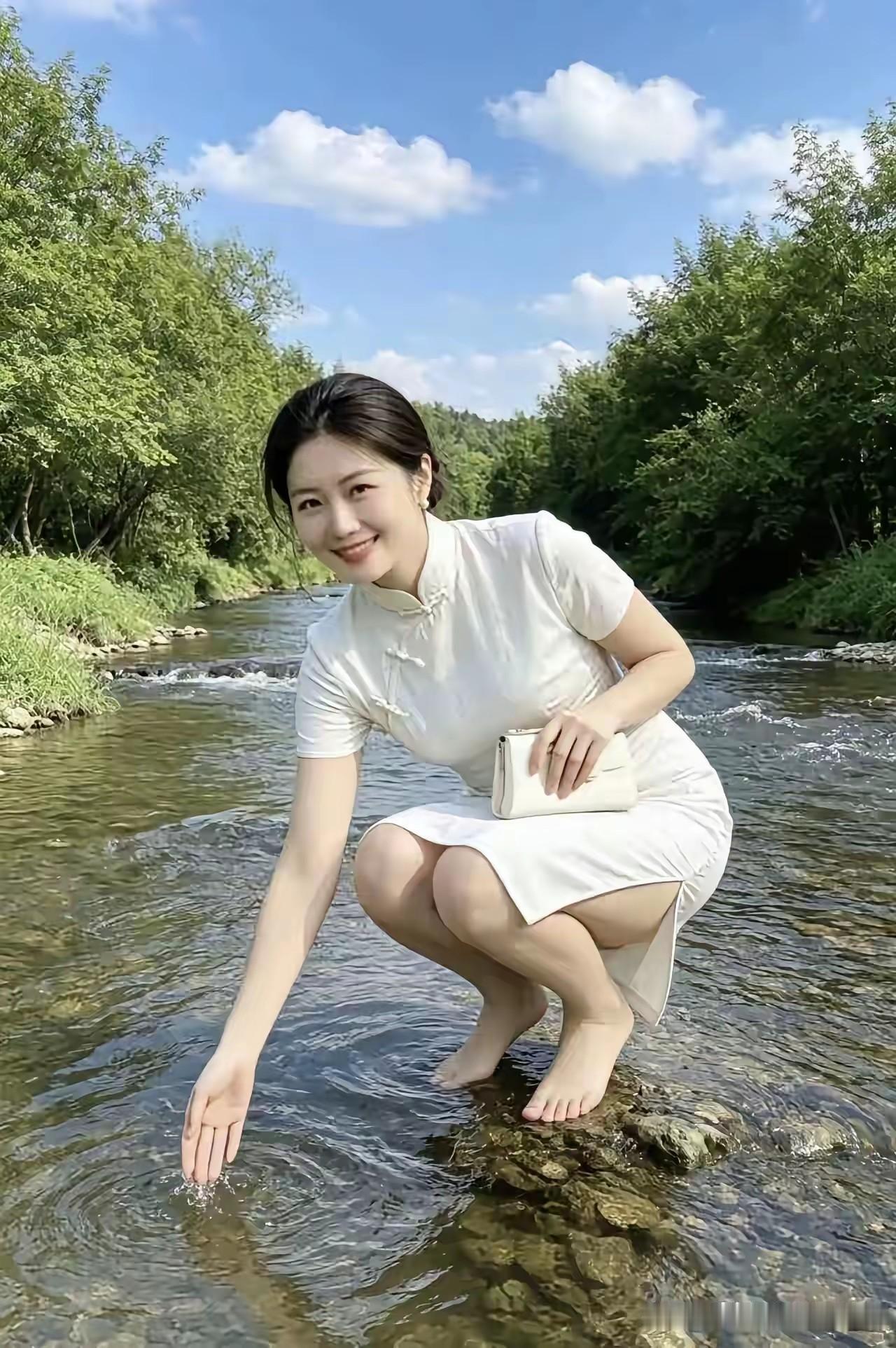 美人与美景相得益彰，各有千秋。