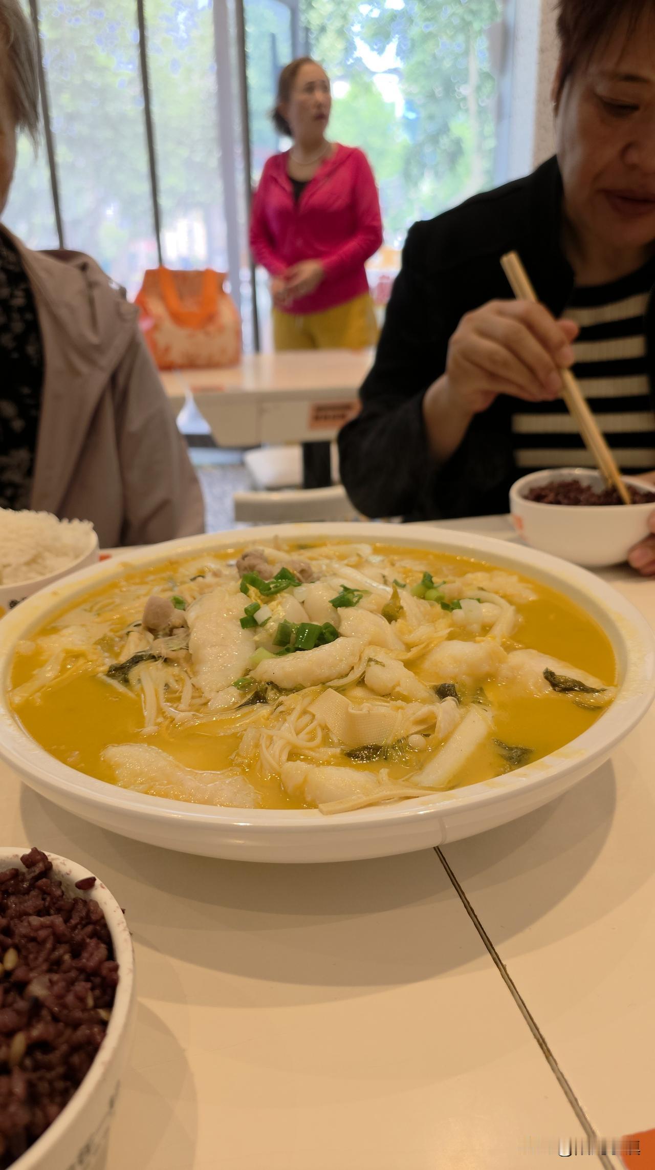今天上午，带老母亲和妹妹逛商场，老母亲给自己买了夏装，也给妹妹买了一身。中午在商