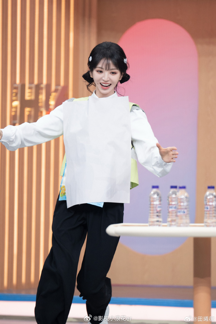 田曦薇说春天啦长玉出游田曦薇蓝色碎钻裙 救命！田曦薇刚发博太会美了，配文“春天啦