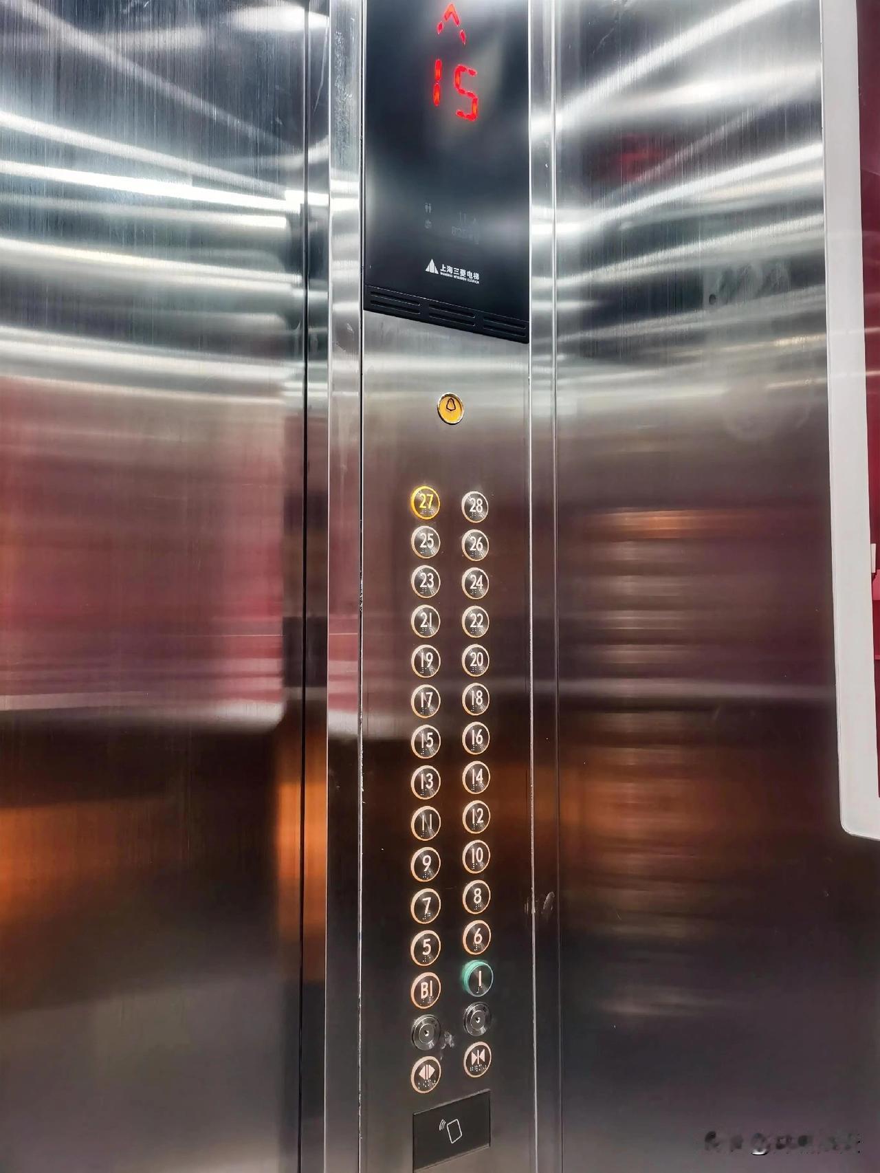 小区刚刚换了新电梯，我们应该是全国首批更换电梯的吧。
房子是2004年盖的，高层