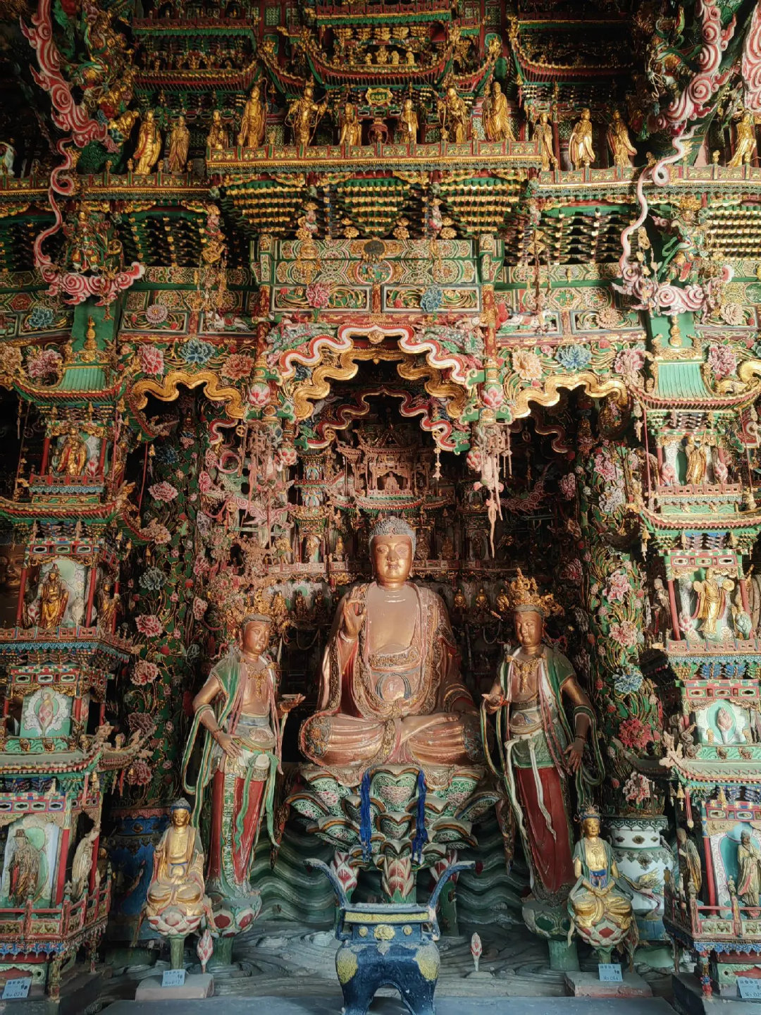 山西隰县的小西天，明代匠人们把“极乐世界”直接焊在了木头里——满墙浮雕像开了场神