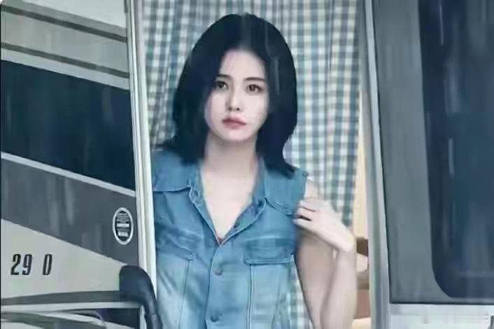 白鹿剪短发引争议，粉丝吵翻天，发型真能改写一个人的路吗 
