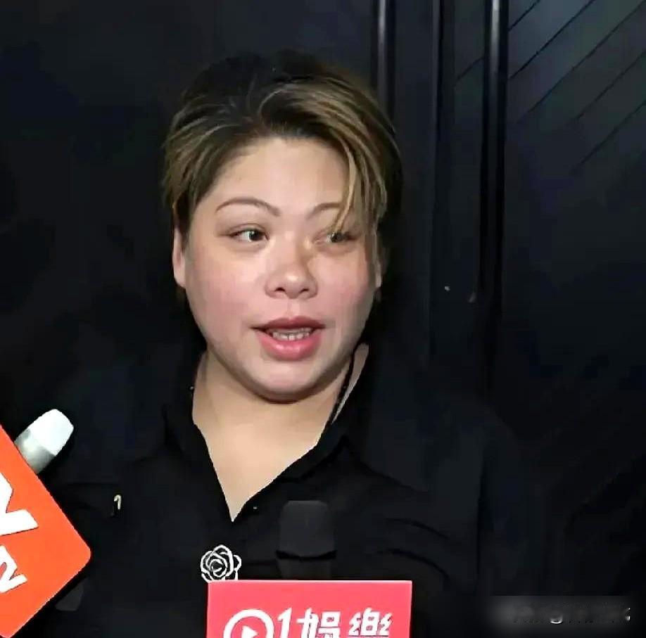 梁小龙的女儿，在澳洲戴上了眼镜。
短发，文雅，高挑。在校园里，你大概认不出这是