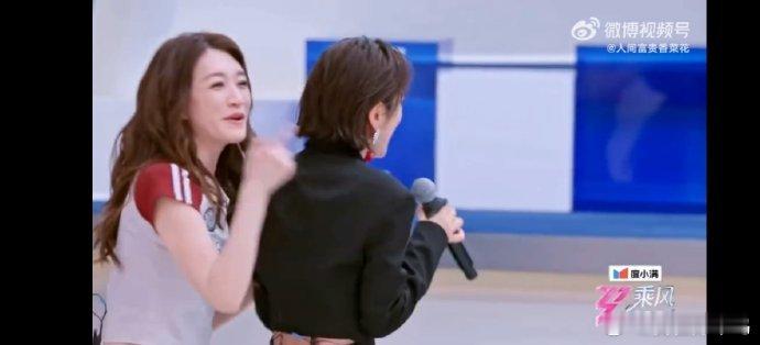张月随地大小演乘风2026沉浸表演的张月氛围感拉满，情绪层次丰富立体，动作表情浑