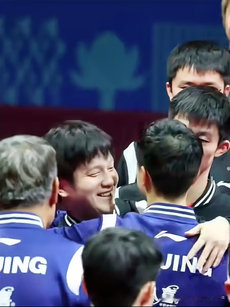 这一幕可能以后再也看不到了，全运会乒乓球男团结束之后，小胖与龙队热情相拥。
  