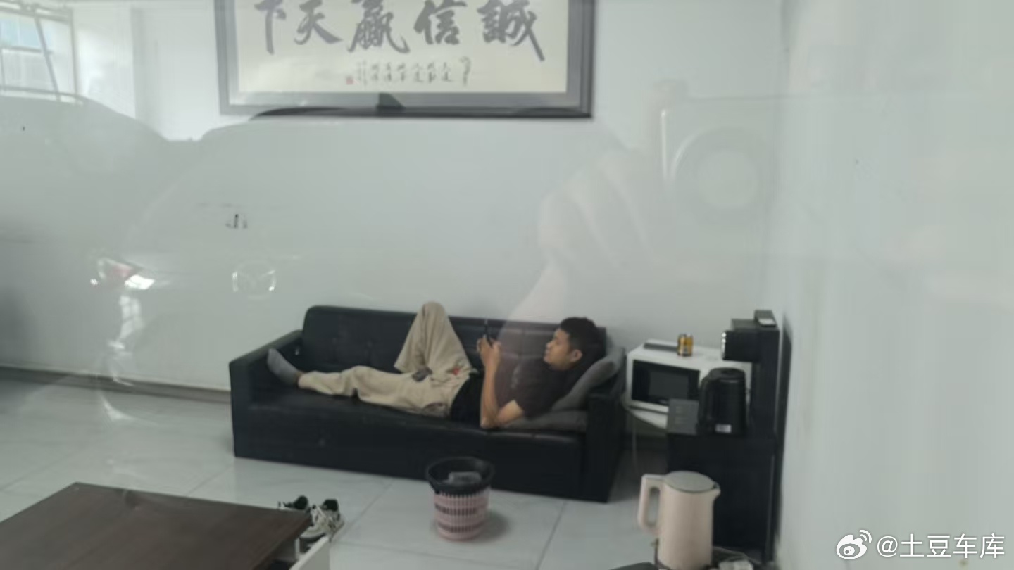 你们天天说我回消息慢我7点多就开始回复了就连同事都惊讶！！！[费解]今天怎么这么