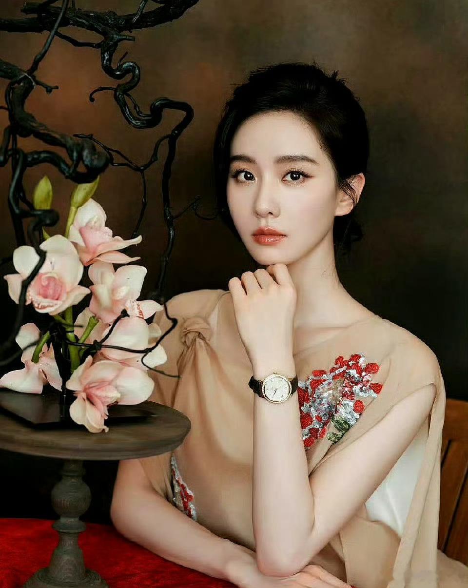 行经·默斋主人原创自由诗行经半生烟火与层层雾霭，待杯中茶汤温凉沉淀，我才触到一种