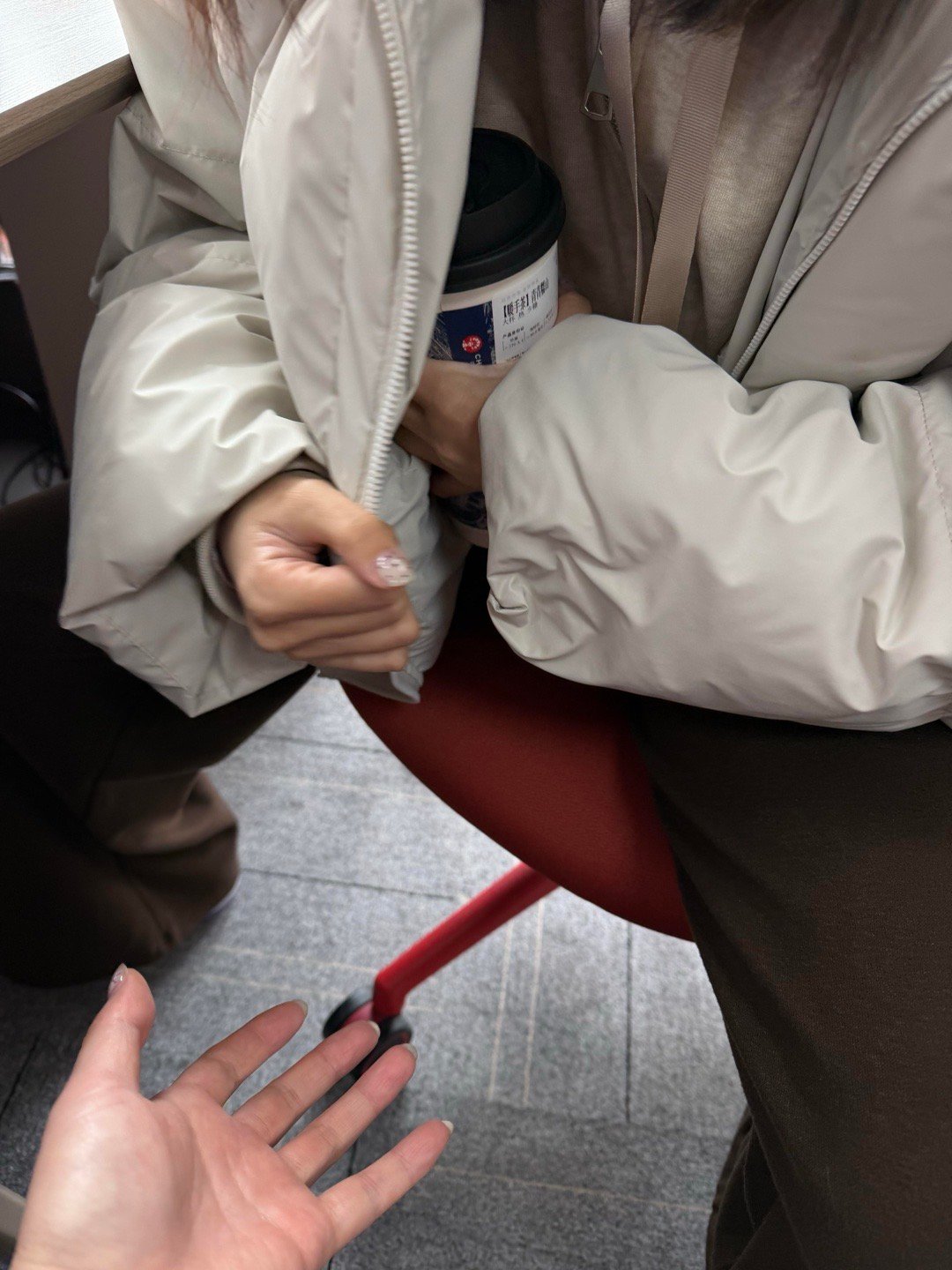 刚坐下，我的上班搭子就鬼鬼祟祟地凑过来，羽绒服里还鼓囊囊的。她“唰”一下掏出来一