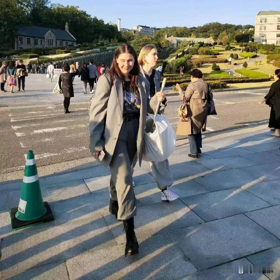 #分享一张你的收藏照片#
这张照片是我去韩国某大学的随拍，我珍藏七、八年了。