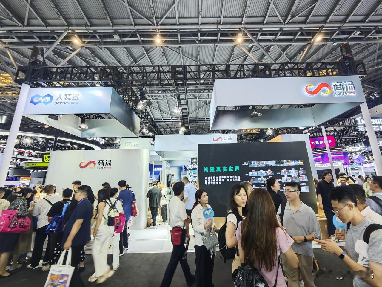 要说2025年世界人工智能大会最热的产品技术，肯定是机器人。

那么机器人这个产