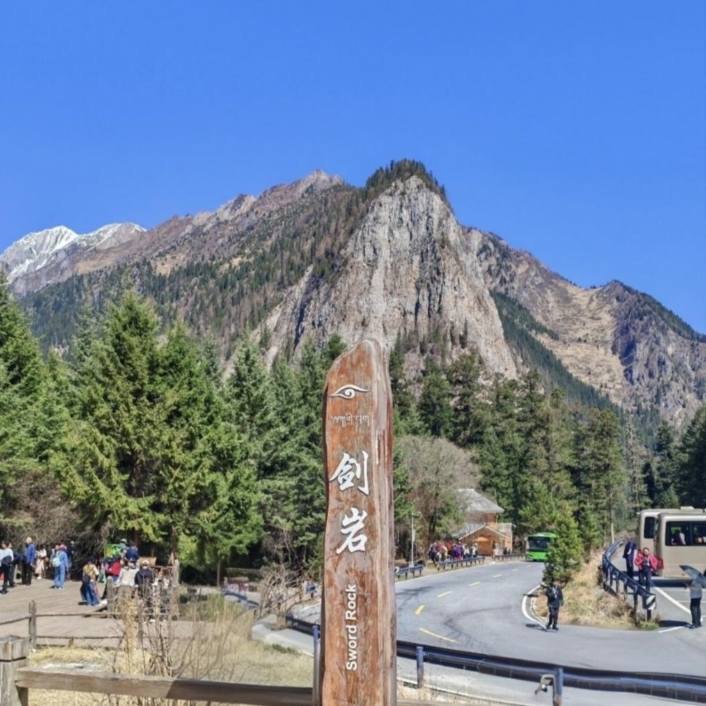 雪城高原的春天，那是一幅绝美的画卷。經常会有出现“一山两季”的奇景，台顶银装素裹