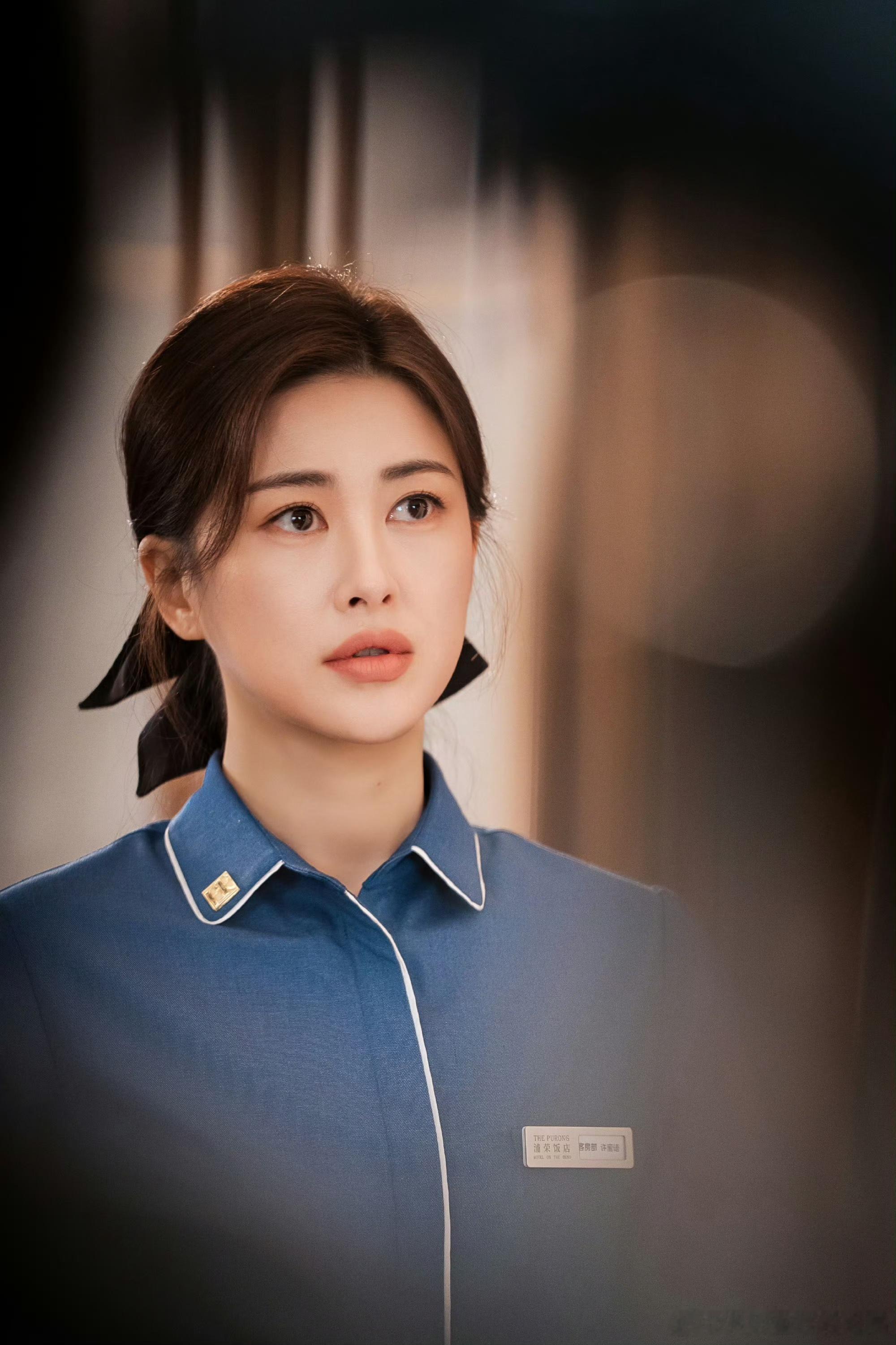 朱珠把保洁服穿出高定感哇塞，朱珠简直是老天爷赏饭吃，别人穿保洁服那只是保洁服，咱