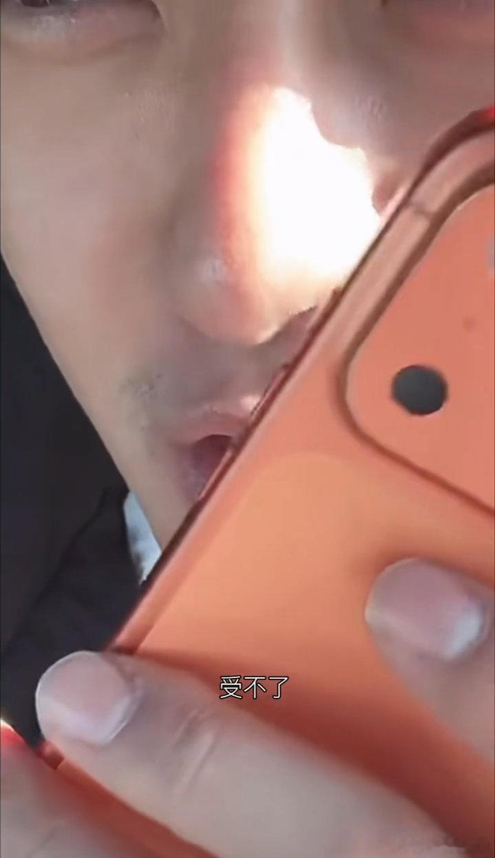 黄子韬的手指 黄子韬这双手简直是上帝精心雕刻的，纤细修长，不管做什么手势都帅到不