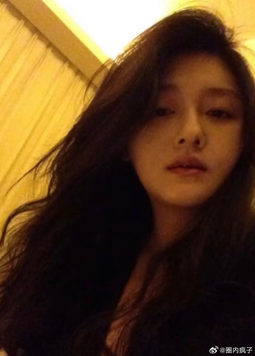 小S脖子上的媛字清晰可见大S真的好惨吧……人都去世了，还要一直被消费小S会独立上