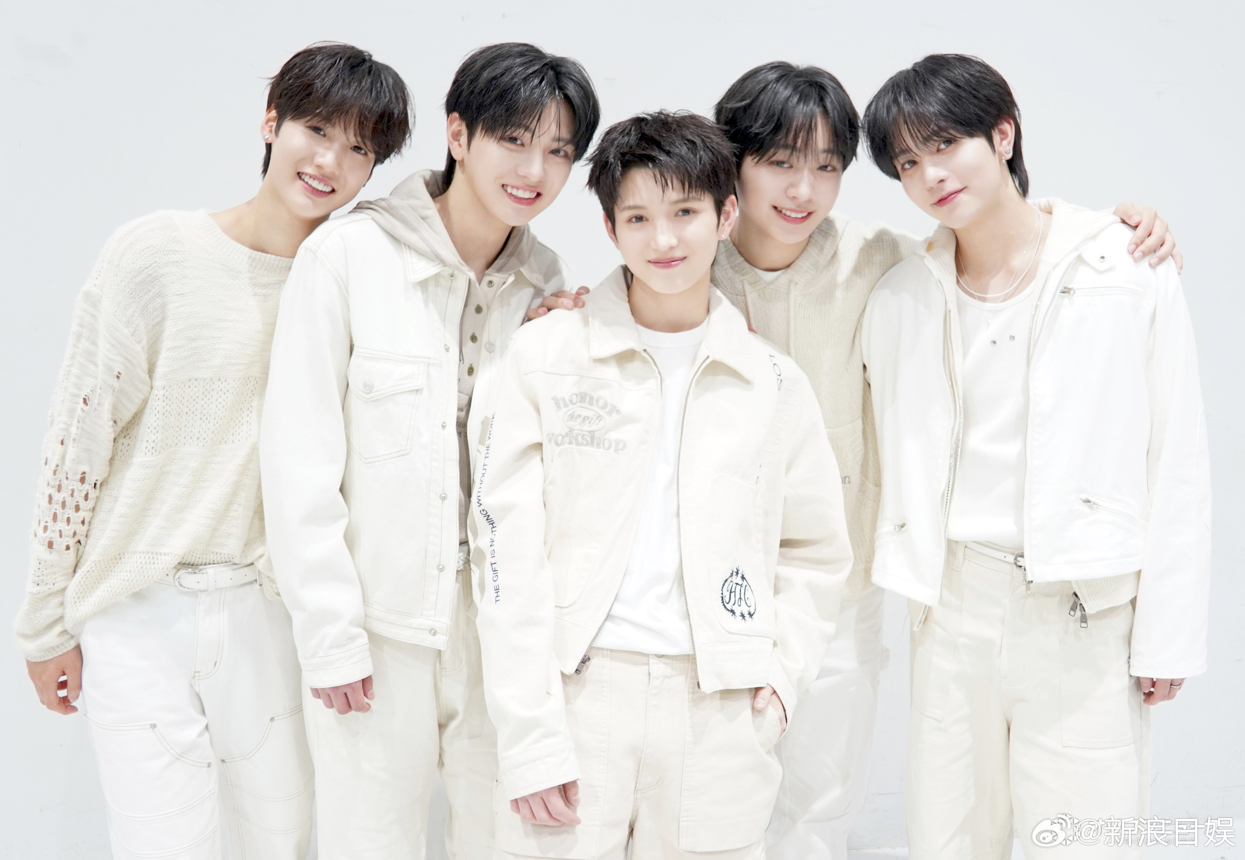 VIBY 组合举办了出道前发布会，并首次公开了翻唱Crystal Kay歌曲《恋