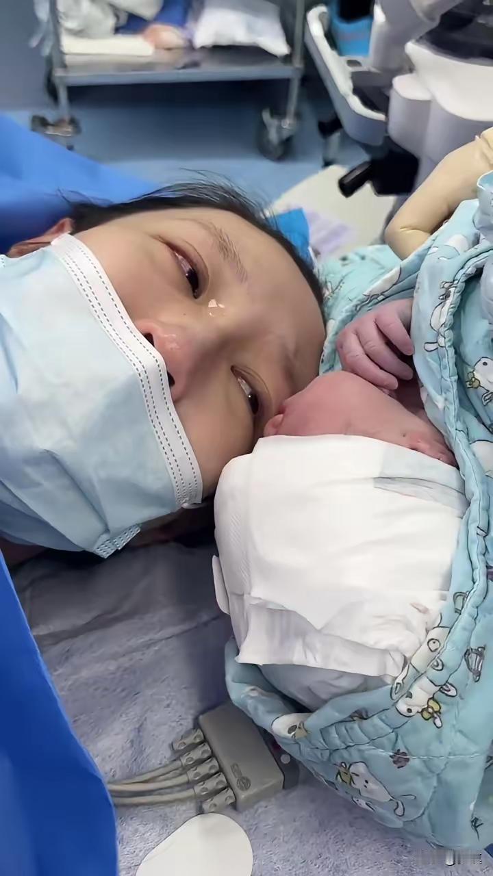 泪目！1月3日，湖北一家医院接生了一名新生儿。可孩子安安静静没有啼哭，产妇顾不上
