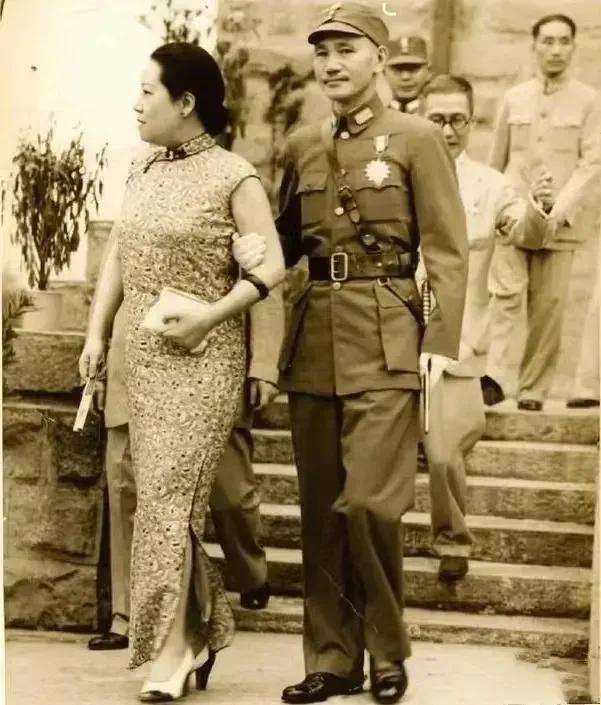 蒋校长挽着大姨姐宋霭龄的胳臂出行的同框照。
在宋氏三姐妹中，宋霭龄不像两个妹妹那