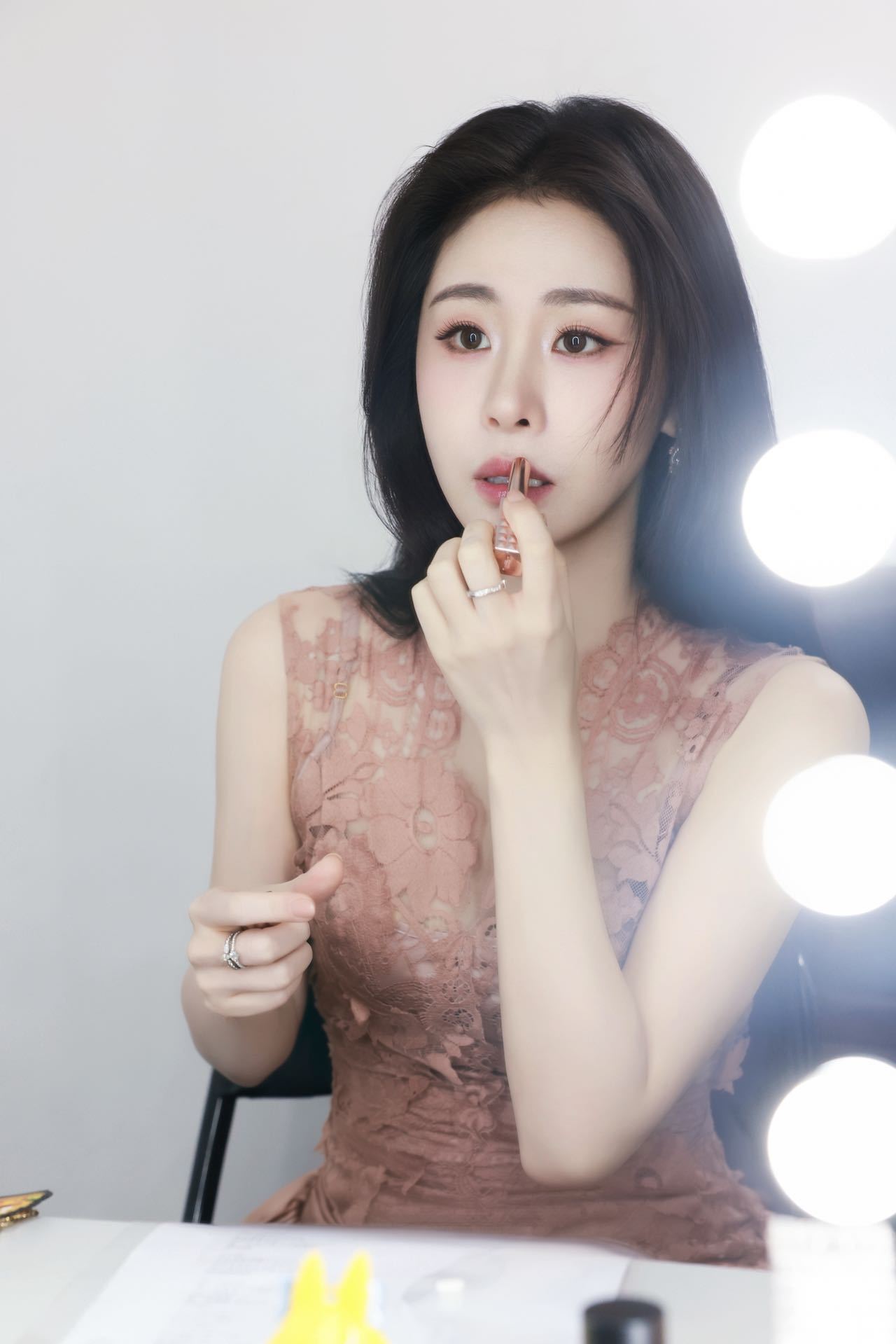 张碧晨和化妆师抢活干 第一次这么直观感受到的美貌！今天这组七夕美图真的美得很权威