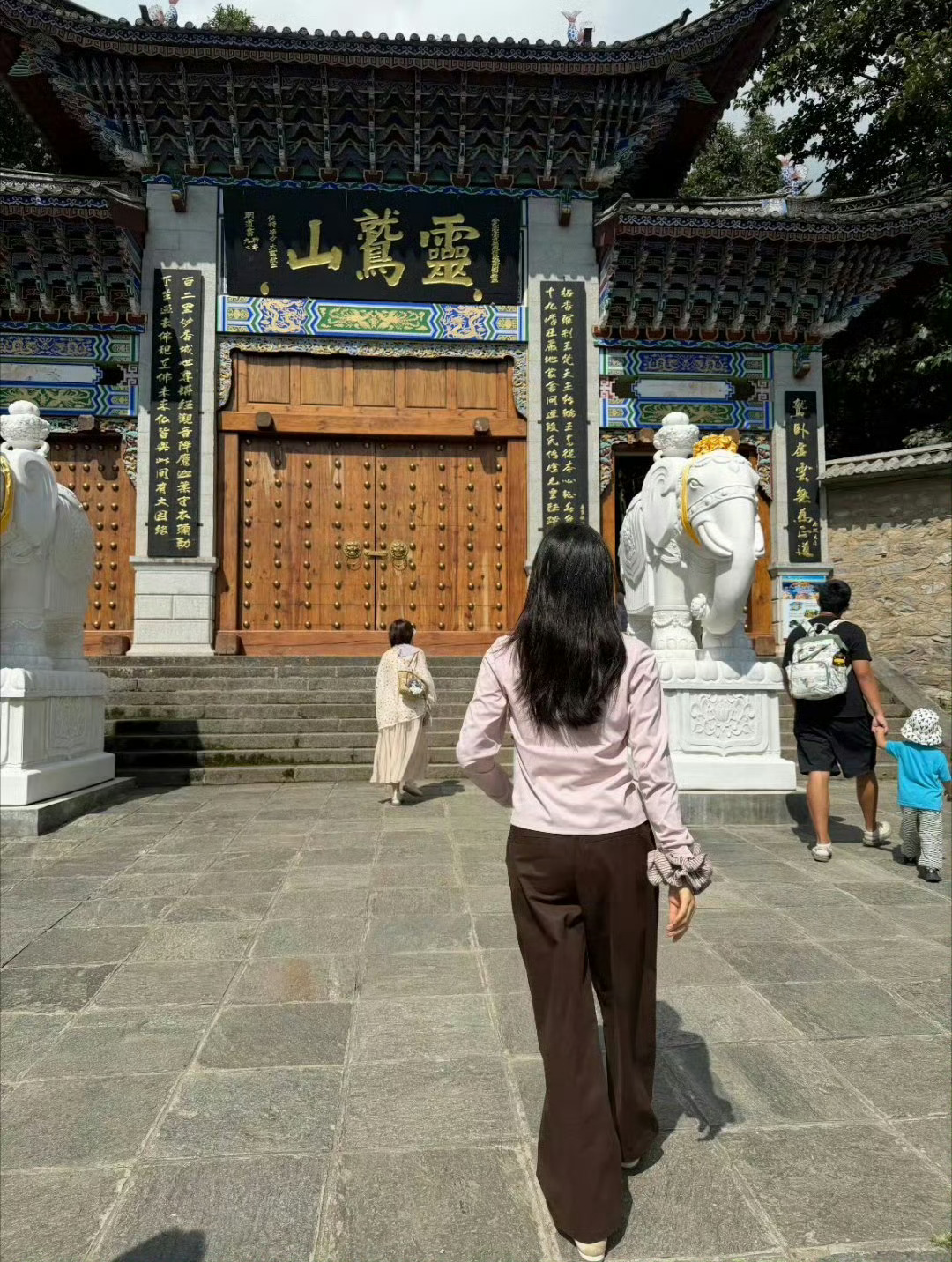 张婧仪大理素颜爬山张婧仪素颜好美呀，《野狗骨头》正在热播，同时期待张婧仪待播作品