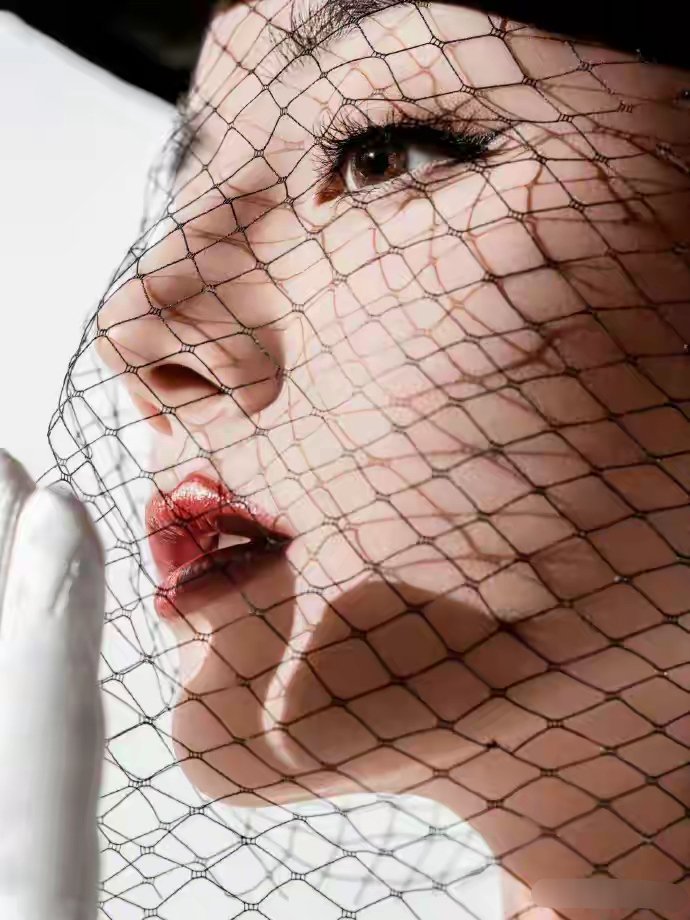 谁被热巴这套赫本造型美晕！法式优雅美人 