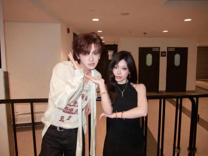 黄明昊万妮达合照万妮达晒了与黄明昊合照🈶~万妮达晒与黄明昊合照寻宝藏小分队里两