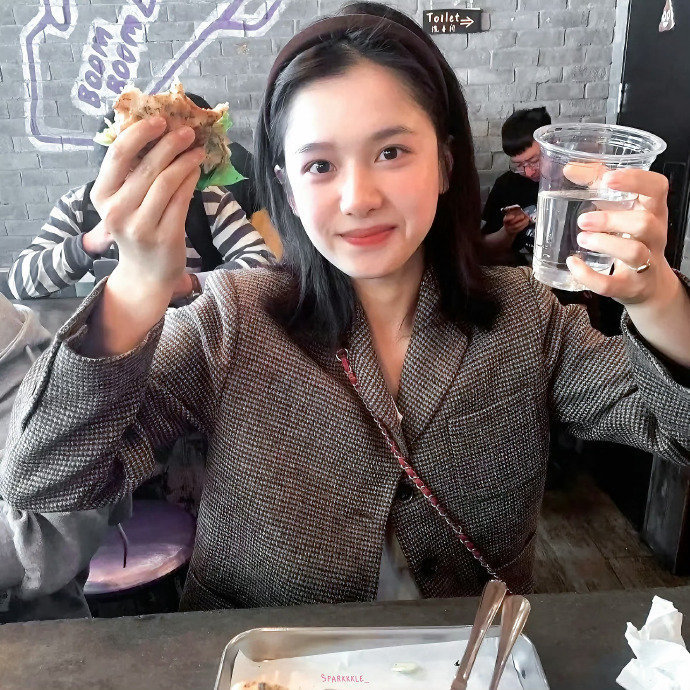 张婧仪 