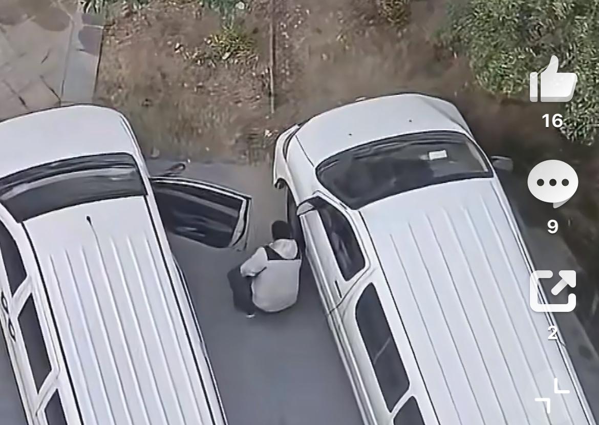 上海网友吐槽为啥开车的人如此缺德，竟然把钉子放在他家车胎下扎胎。视频画面拍的非常