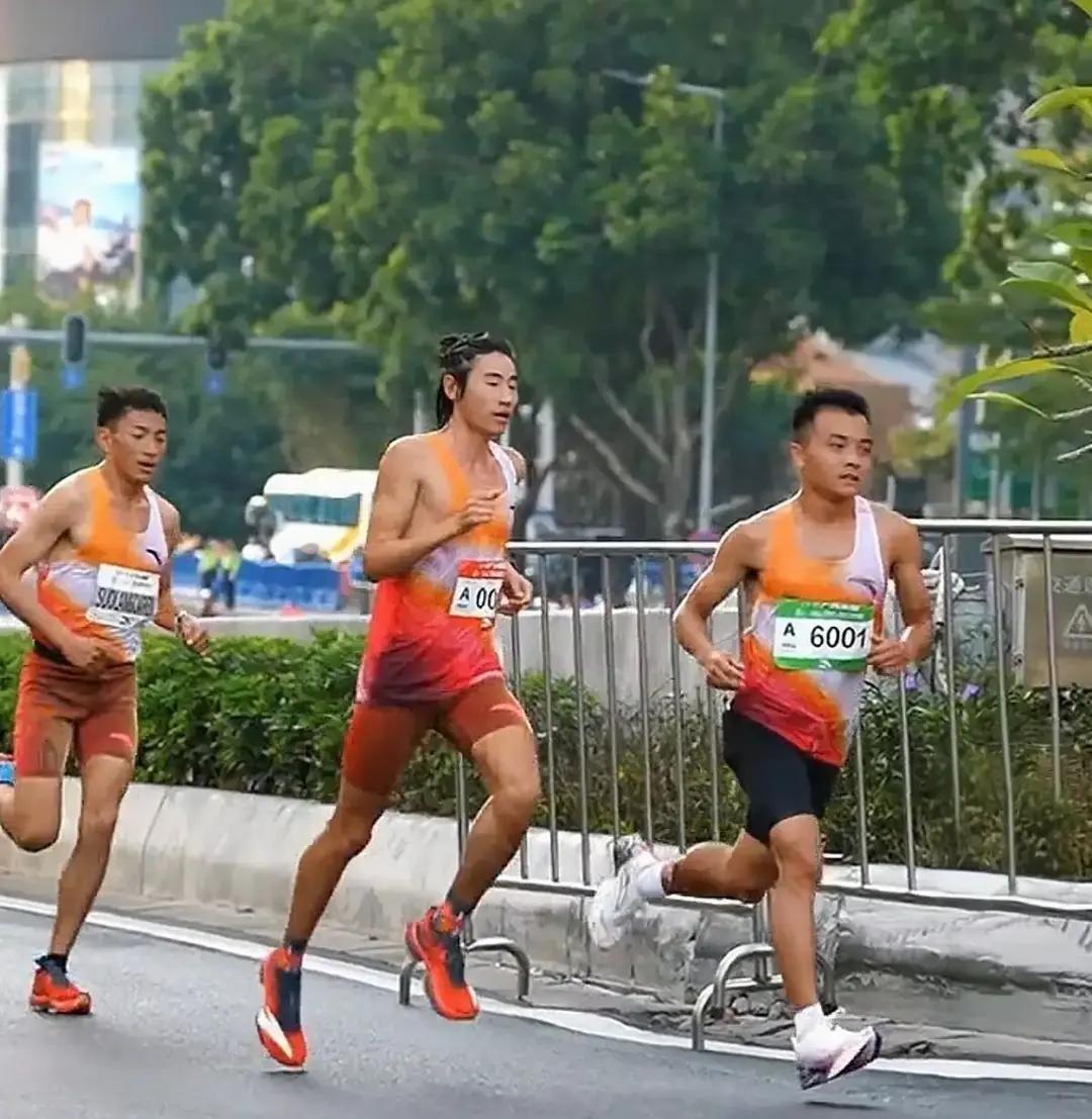 他比小学生高不了多少，却可能是中国跑得最快的男人之一。
 
广马赛道上，他比身边