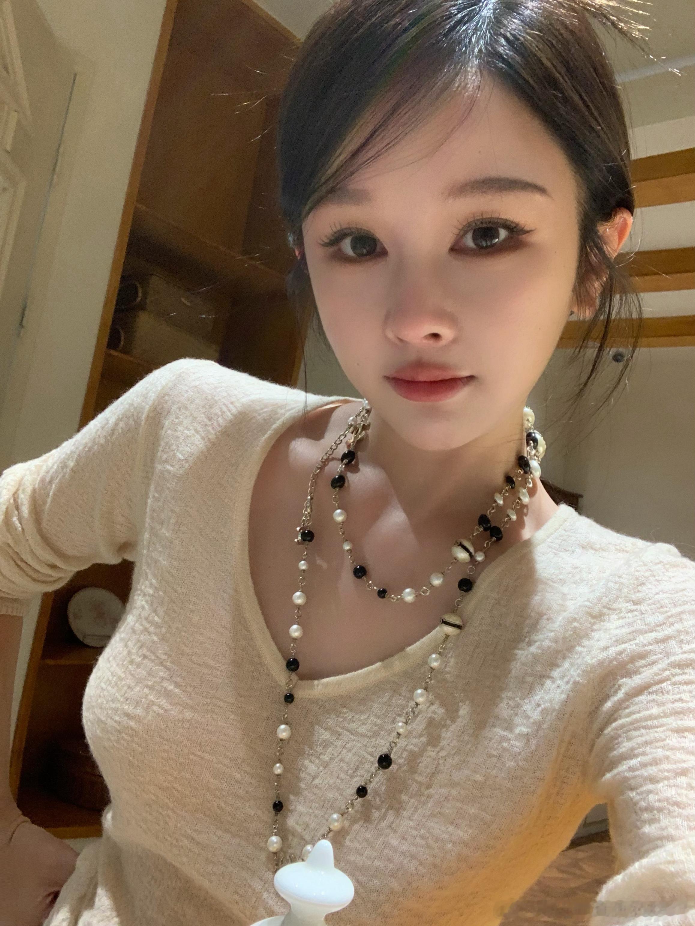 今年好流行巧克力棕～很老钱气质的颜色 这个颜色的纱线今年都卖得好棕色长外套是羊绒
