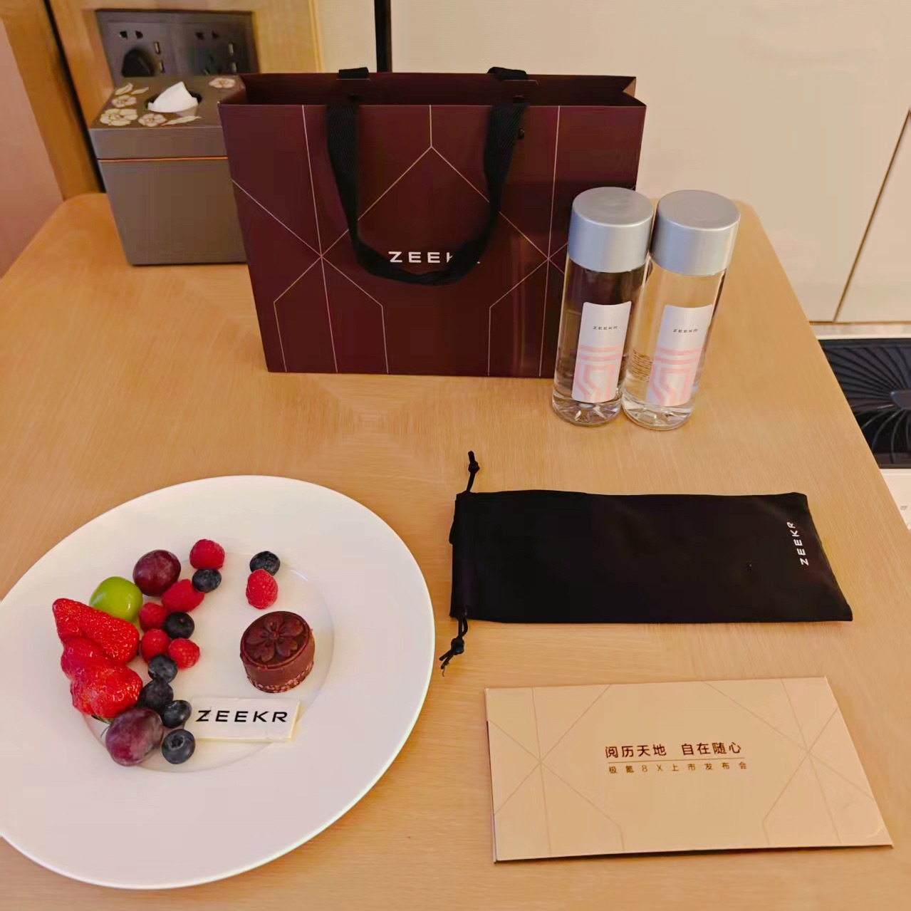 来一起见证极氪8X上市蹲一个今晚的价格，估摸着会有惊喜😏 