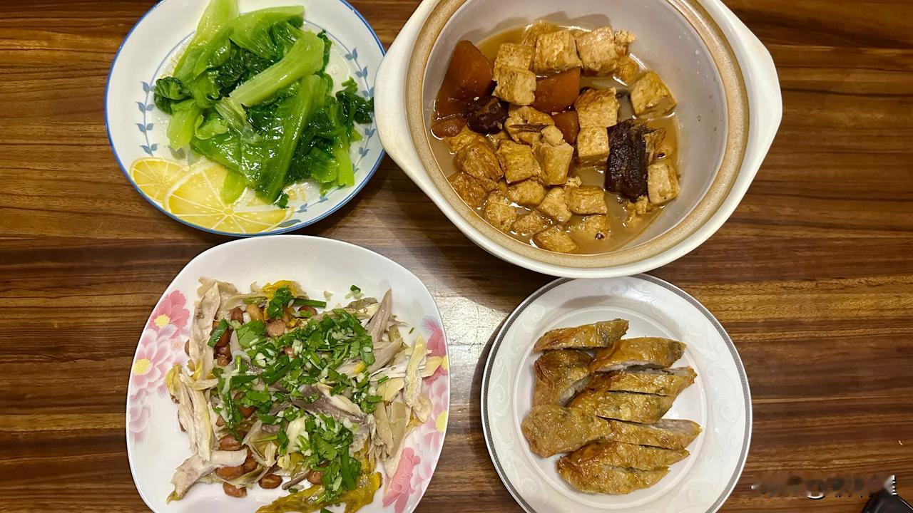 今天晚上的菜有点多，买了两个熟菜，本来只想买一样，但是一个是我儿子爱的一个是我爱