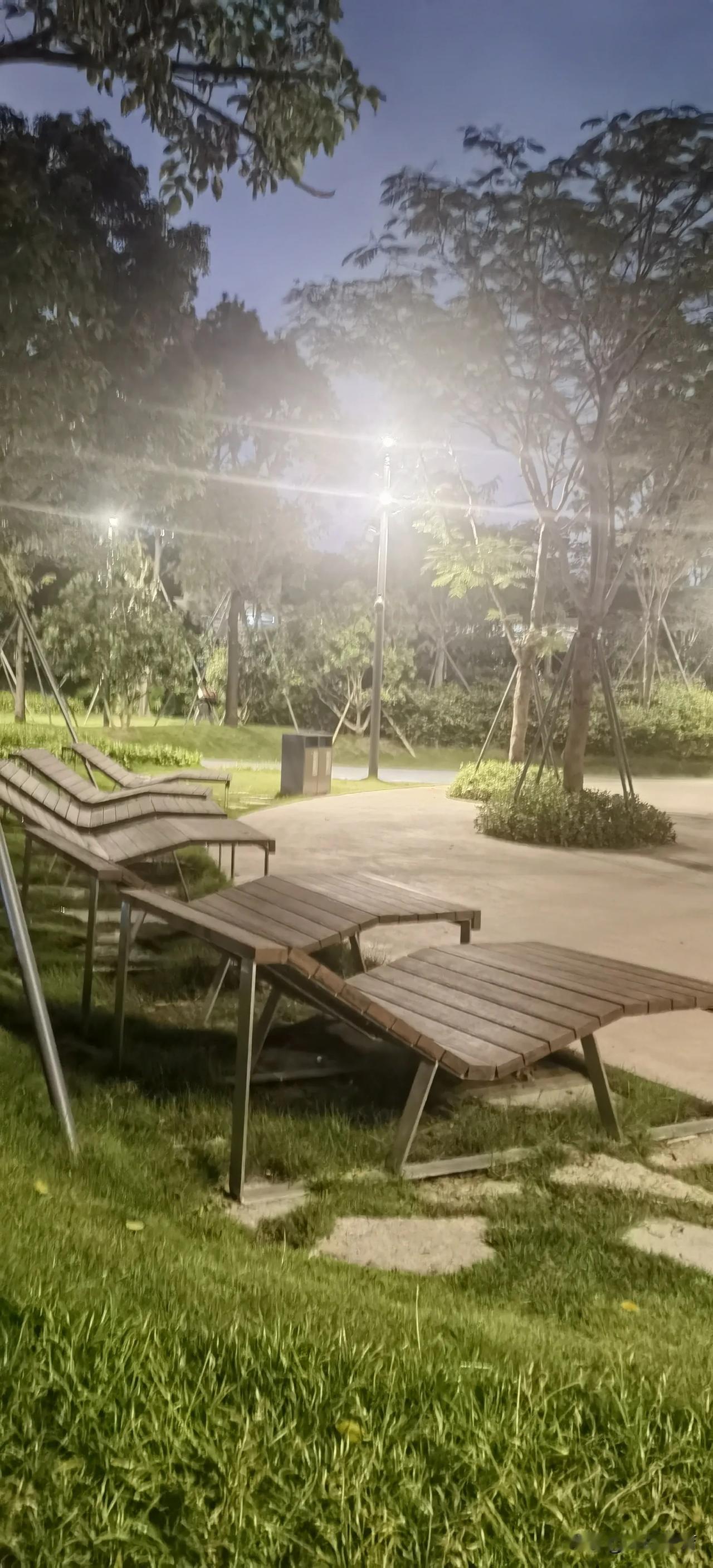 人才公园的儿童乐园夜晚也是非常热闹！