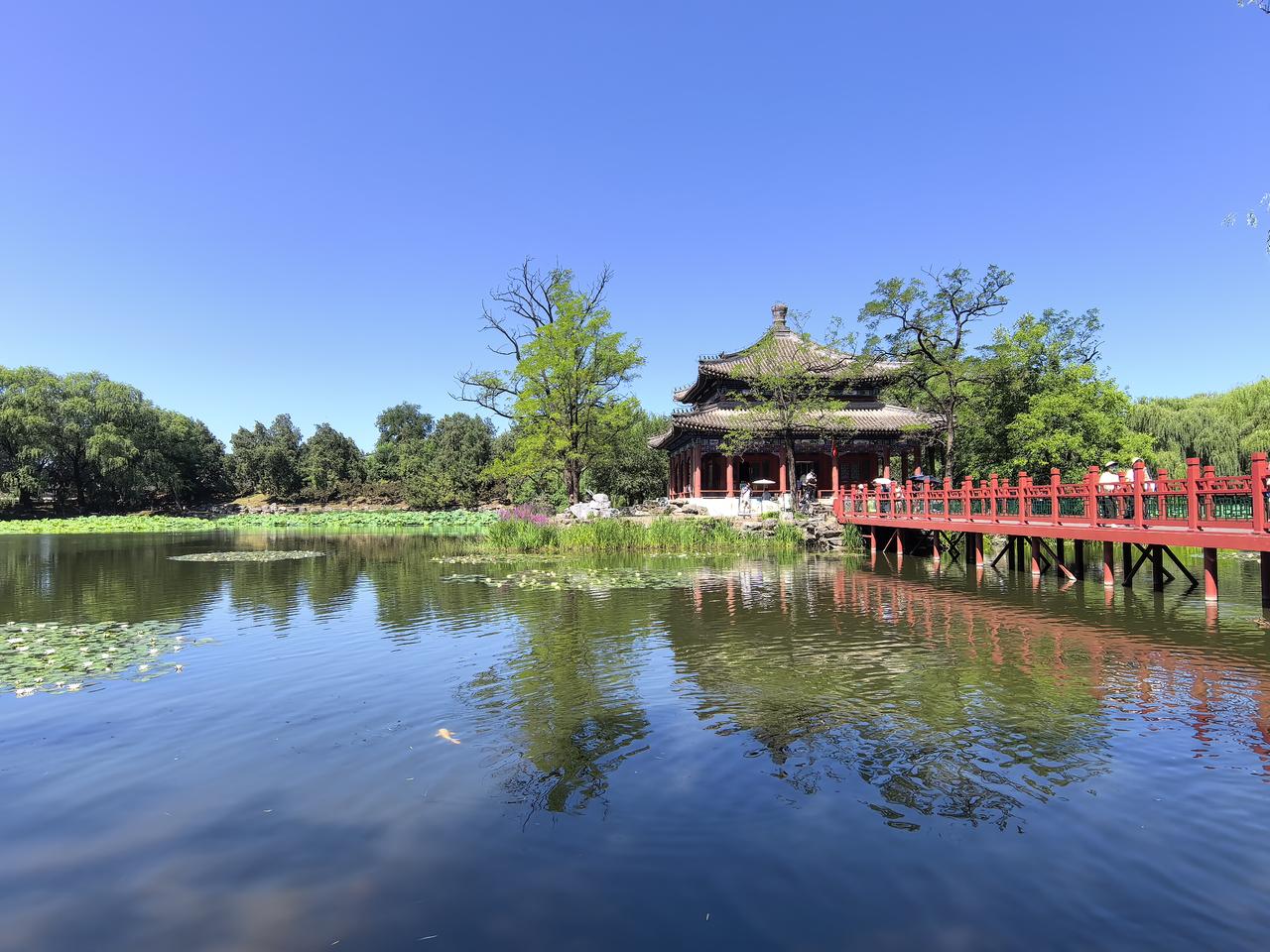 圆明园监碧亭

监碧亭位于圆明园靠近南门的湖心小岛，朱红亭柱撑起青灰瓦顶，古朴而